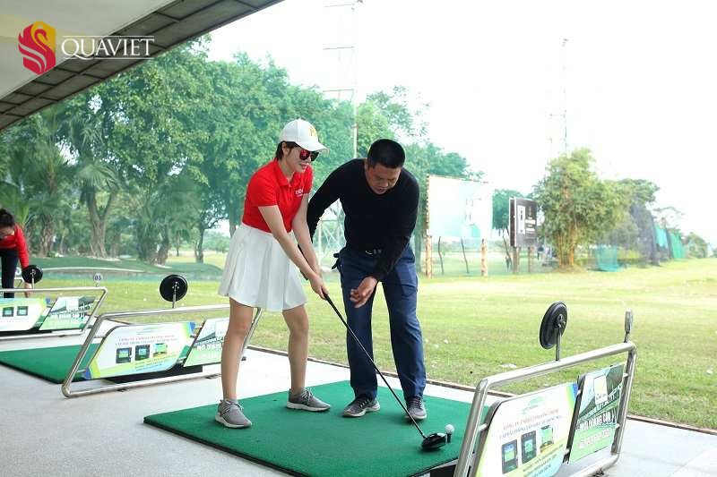 Tại sân golf Đảo Sen, người chơi được hướng dẫn bởi chuyên gia