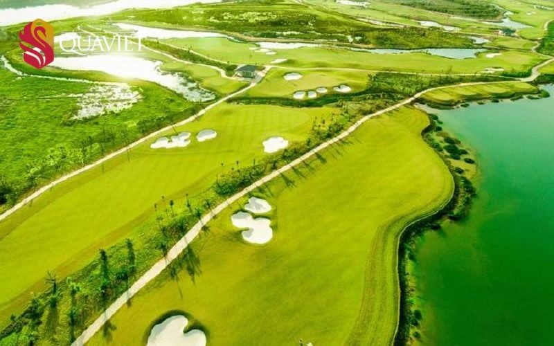 sân golf đức hòa với không gian xanh rộng lớn