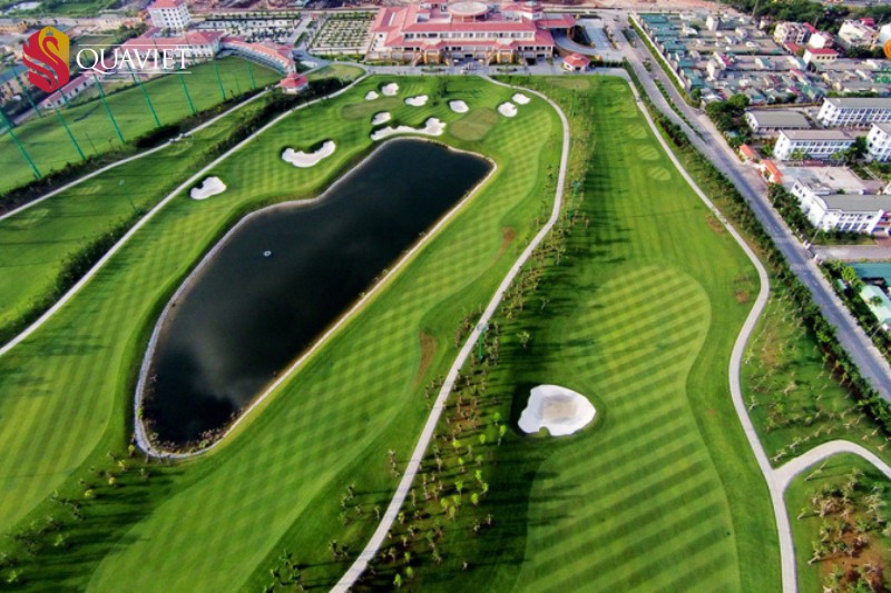 Sân golf Long Biên - một trong các sân golf ở Hà Nội có không gian thoáng đãng nhiều màu xanh