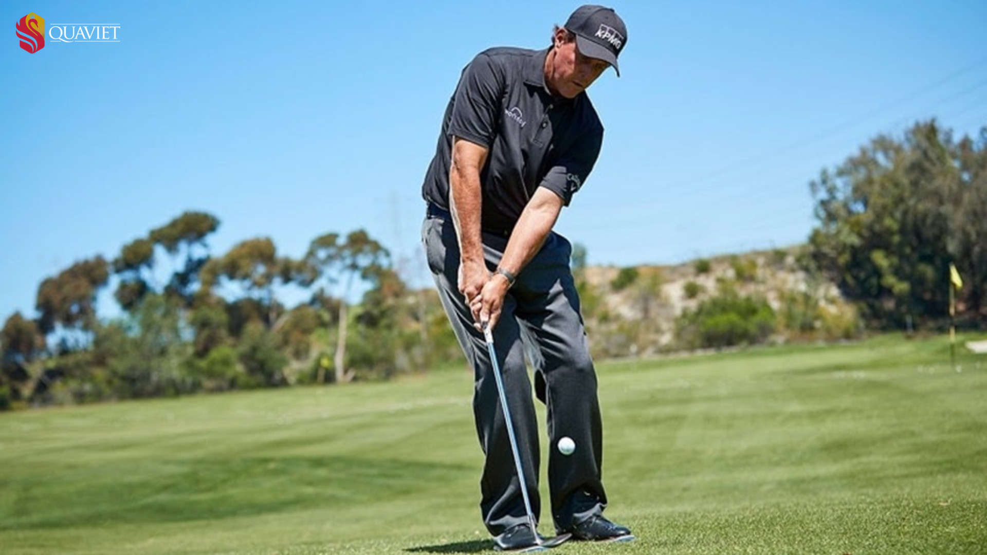 Kỹ thuật chipping golf là kỹ thuật đánh bóng xoay quanh vùng cỏ gần lỗ