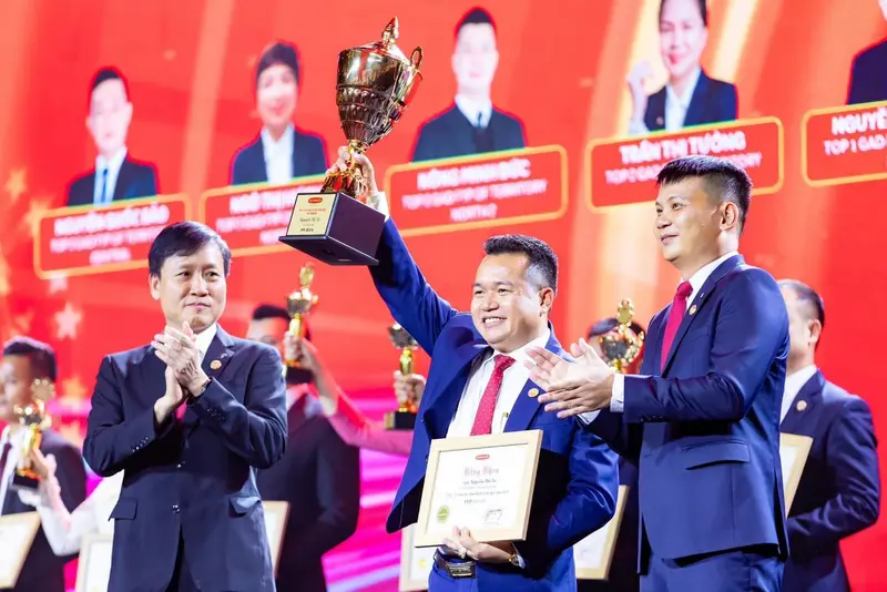 Tặng cúp vinh danh xây dựng văn hóa doanh nghiệp